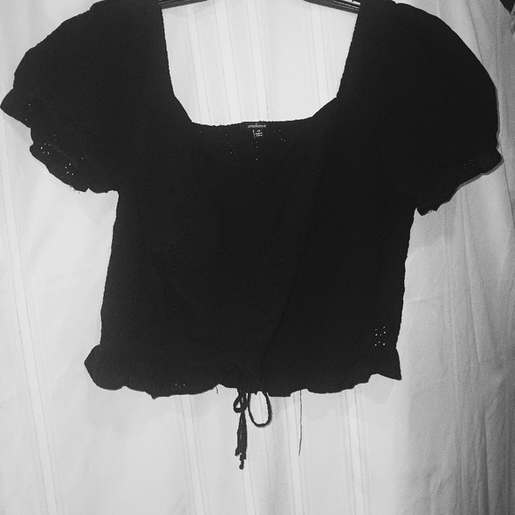 Eyelet Cropped Peasant blouse - Picture 3 of 4